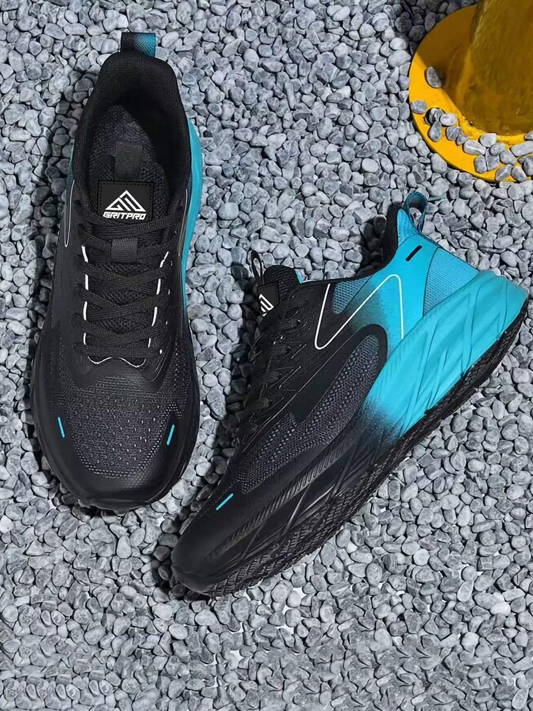 GRITPRO Men Colourblocked Round Toe Lace Ups Cleated Sole Sneakers