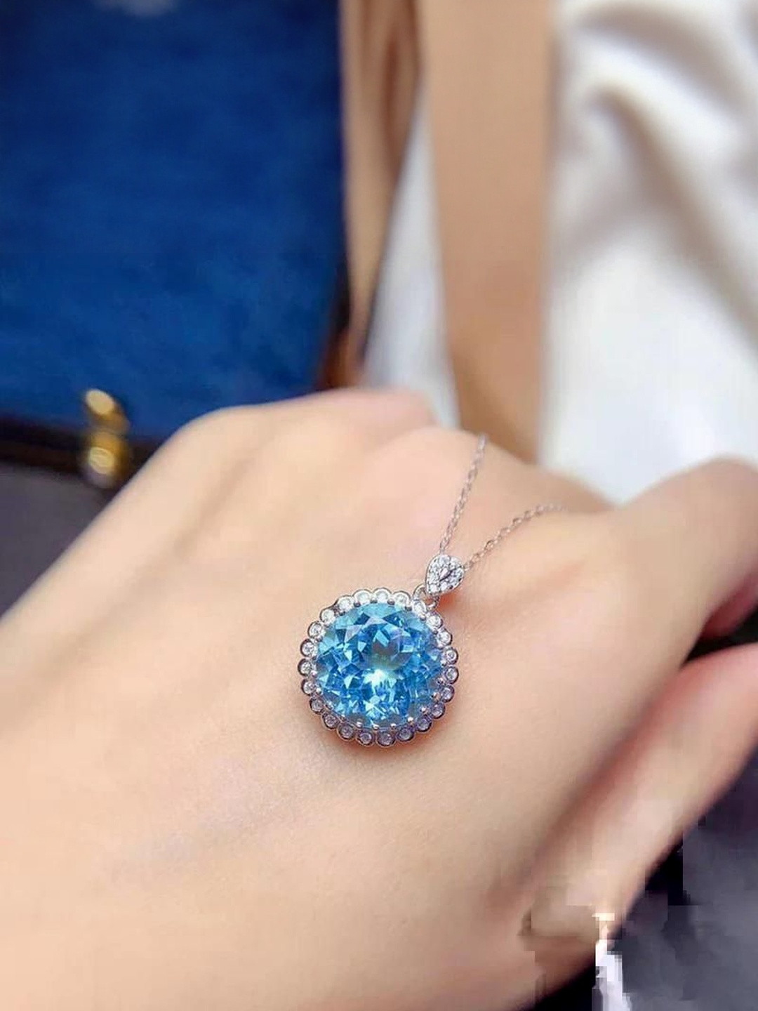 MODE & MINIMAL Women Silver-Plated Anti-Tarnish American Diamond Round Shape