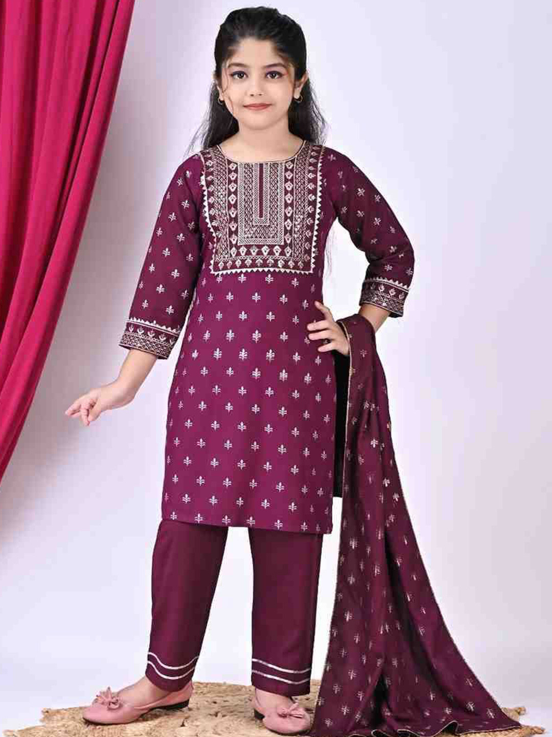 GLAMOUR WORLD GARMENTS Girls Floral Embroidered Regular Thread Work Pure Cotton Kurta with Trousers & With