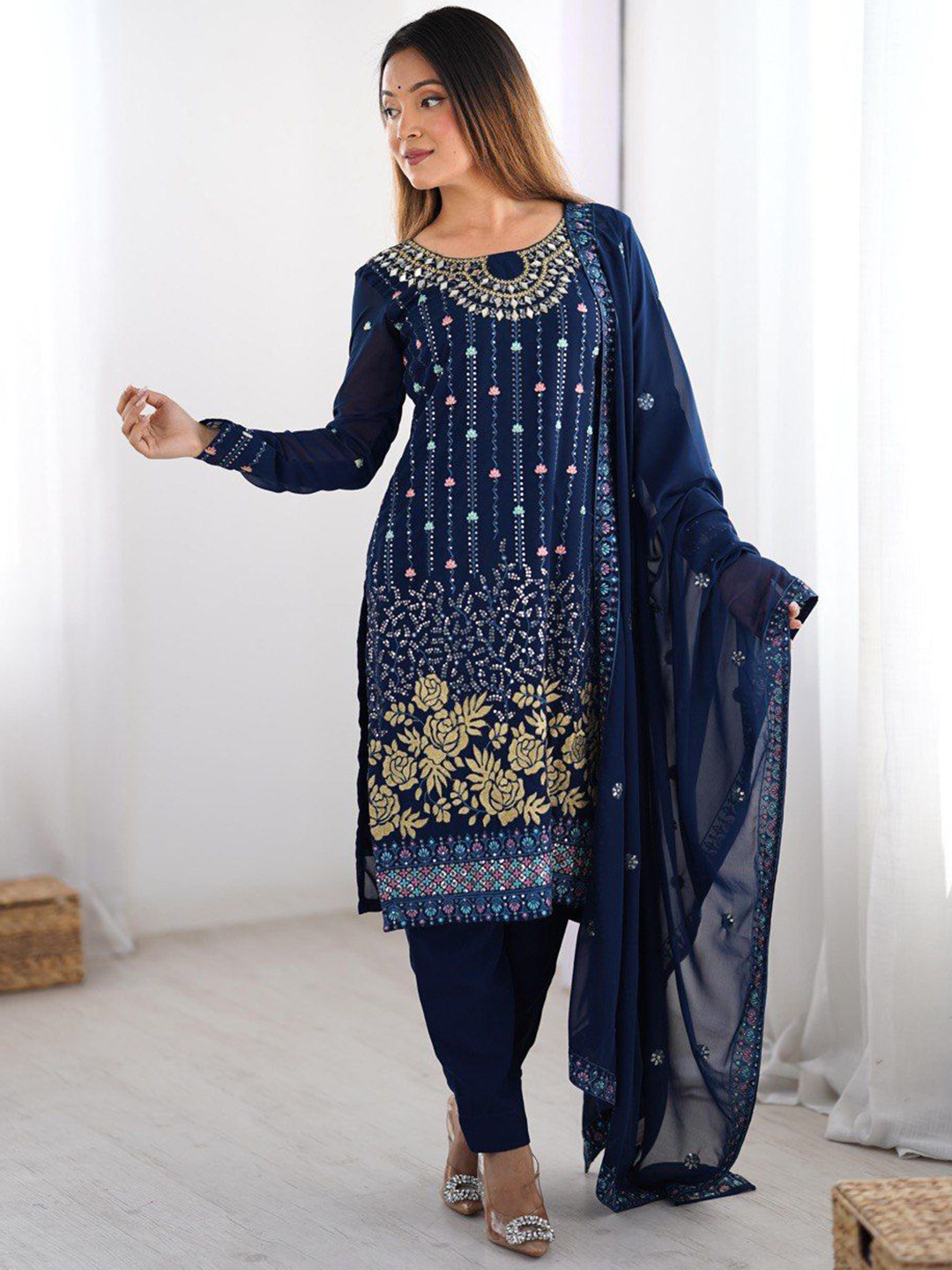 CAPITALHAVEN Women Floral Printed Kurta with Trousers & Dupatta