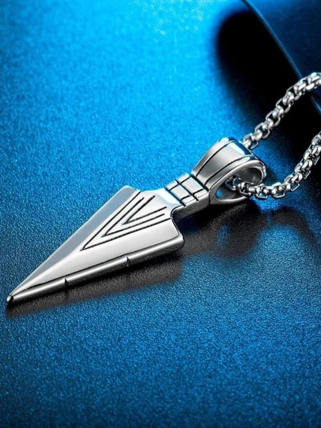 PASU FASHION Unisex Silver-Toned Triangular Pendant & Chain