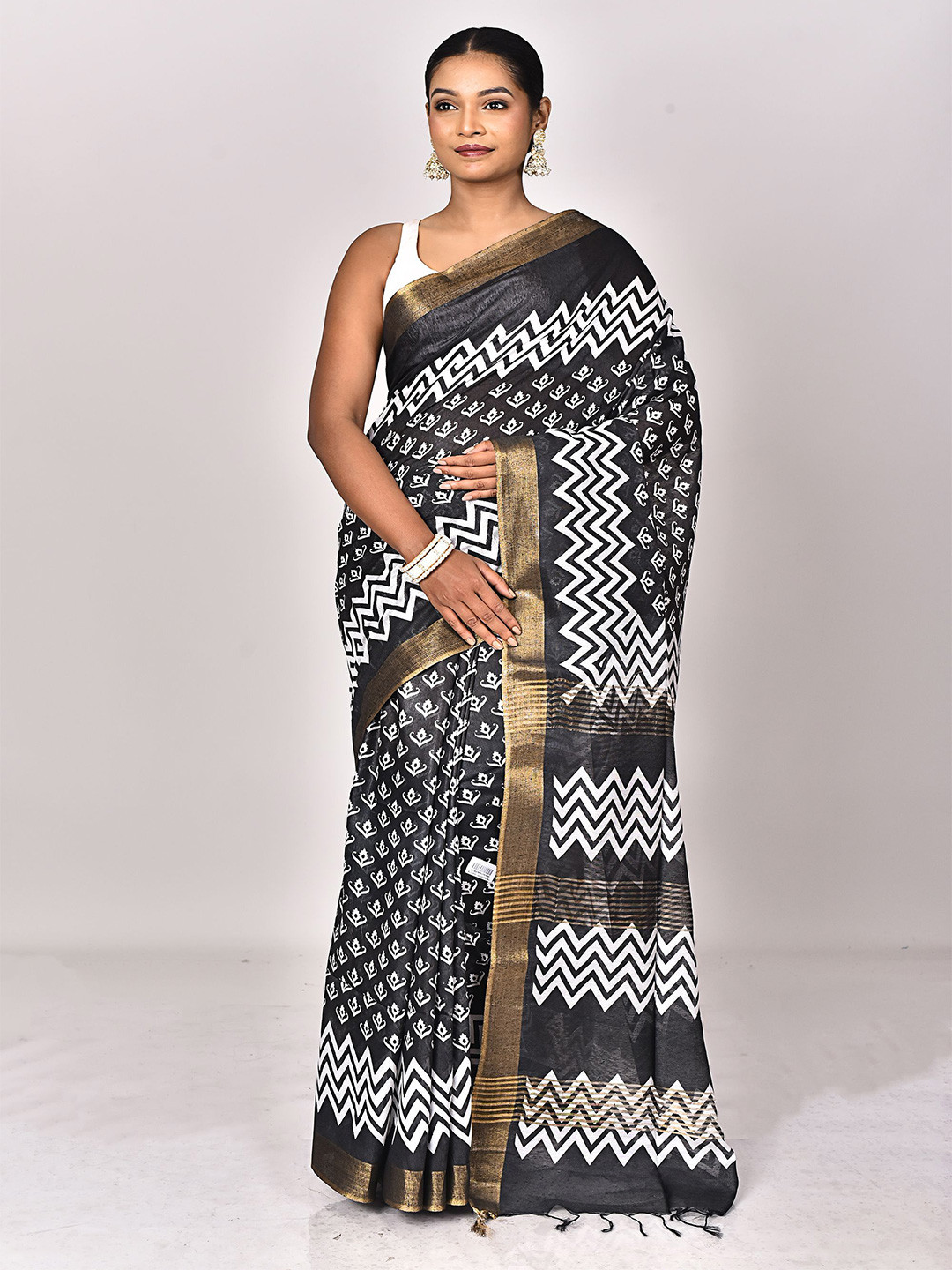 RAM SHYAM collection Geometric Printed Zari Border Saree