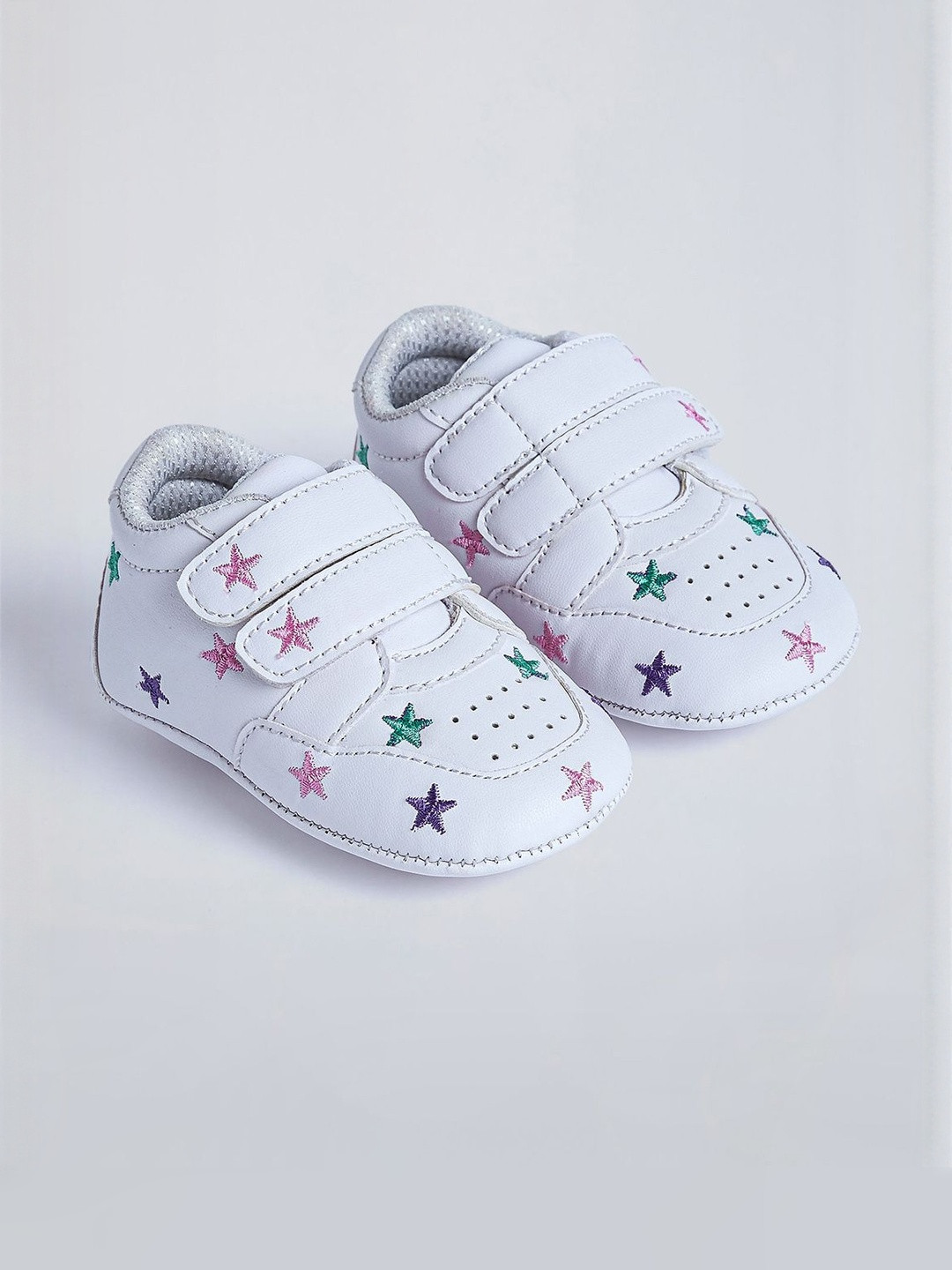 Hopscotch Unisex Kids White Star Design Velcro Casual Shoes