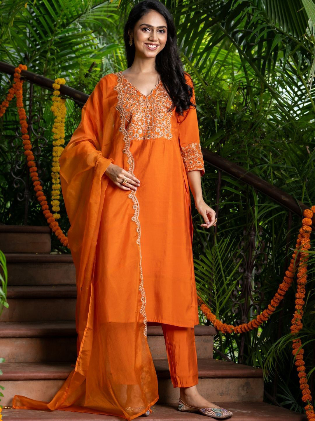 HOUSE OF JAMOTI Amberzaar Floral Yoke Design Thread Work Kurta With Trousers & Dupatta