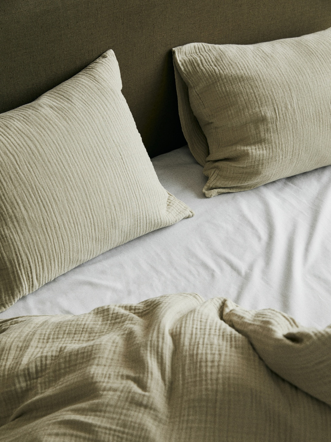 H&M Grey 144 TC Single Bedsheet with Pillow Covers