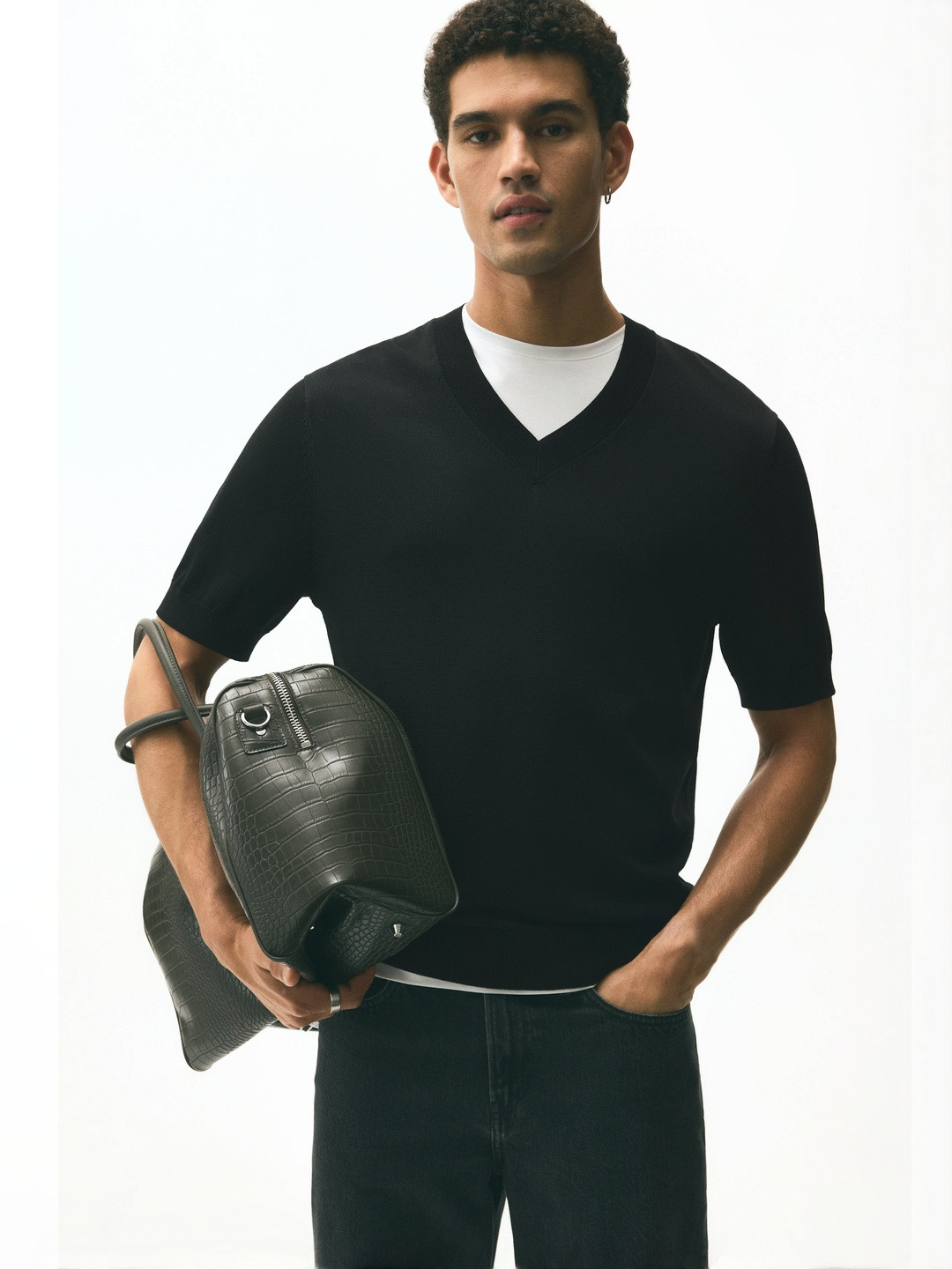 H&M Men Regular Fit Fine-Knit V-neck T-shirt