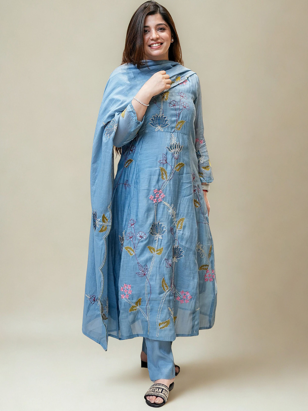 FAST FASHIONS Women Floral Embroidered Thread Work Kurta with Trousers & Dupatta