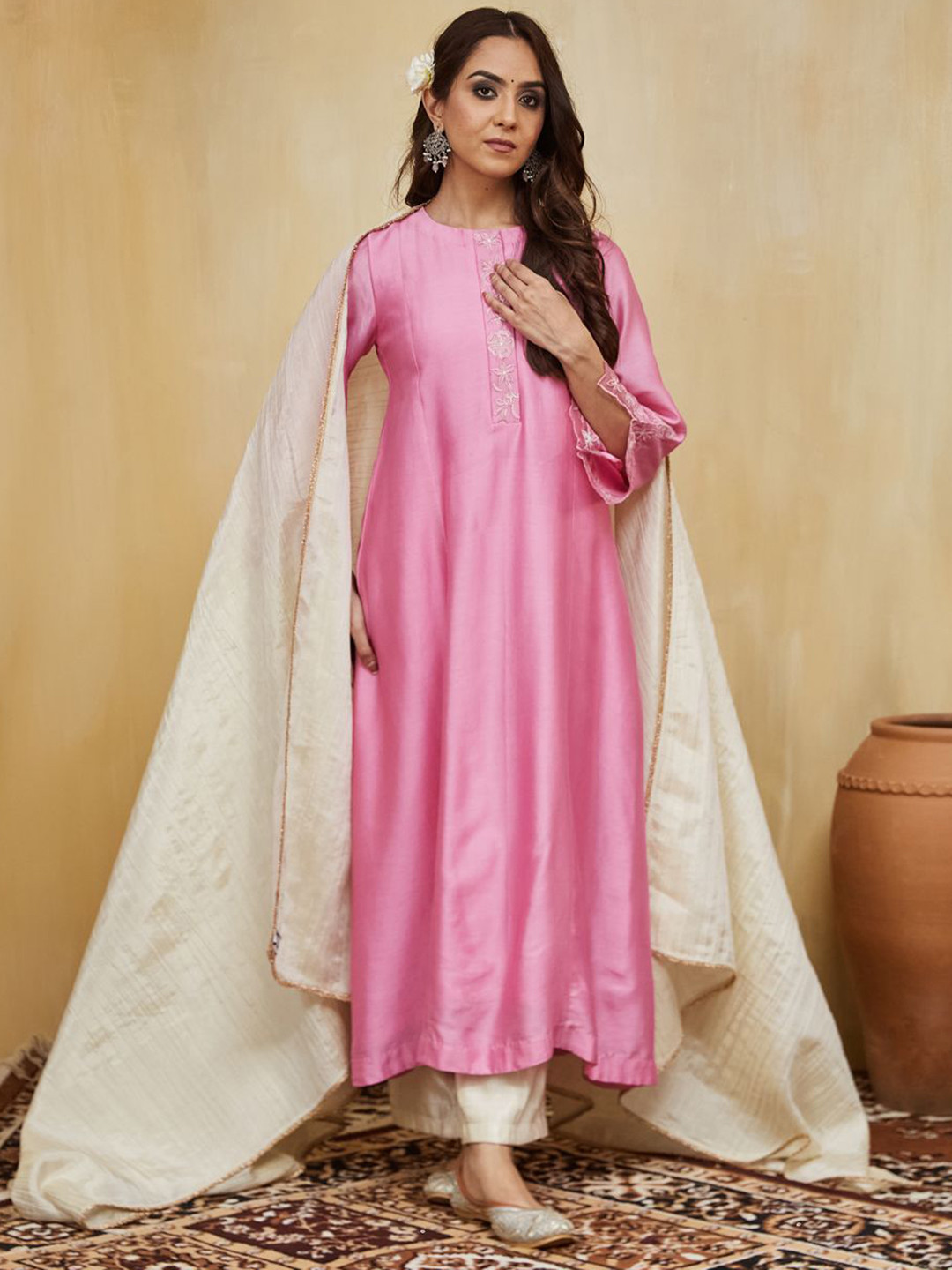 Mushio Women Solid Kurta with Trousers & Dupatta