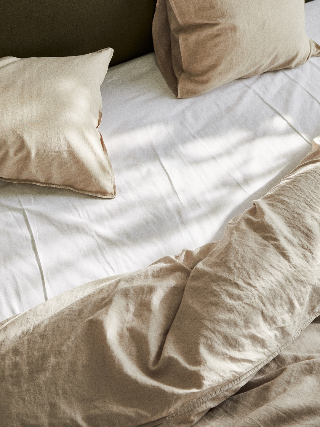 H&M White Solid Pure Cotton 144 TC Fitted Single Bedsheet -140 x 200 cm