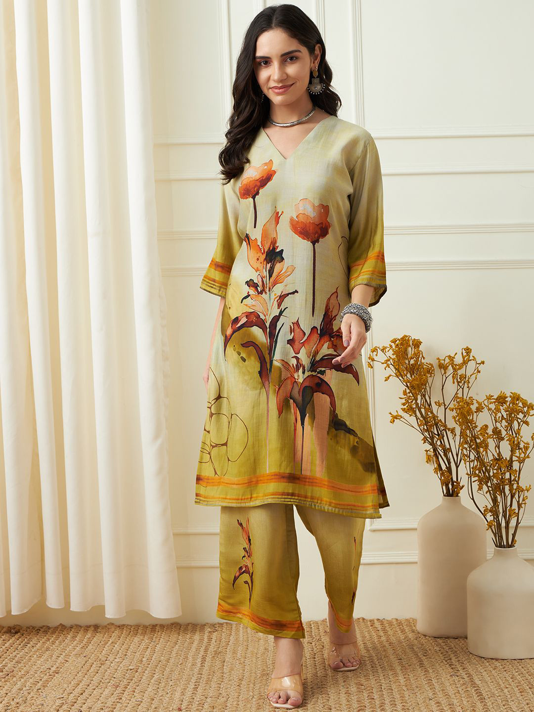DAARI Floral Printed V-Neck Straight Kurta With Trousers