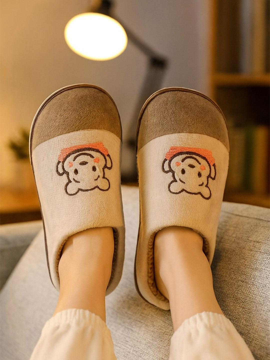 WOLVESDEN Women Winnie The Pooh Printed Room Slippers