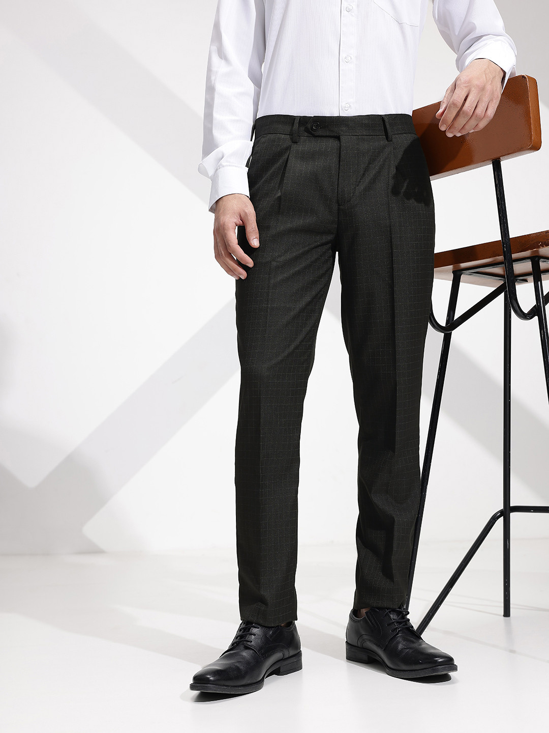 INVICTUS Men Checked Pleated Formal Trousers