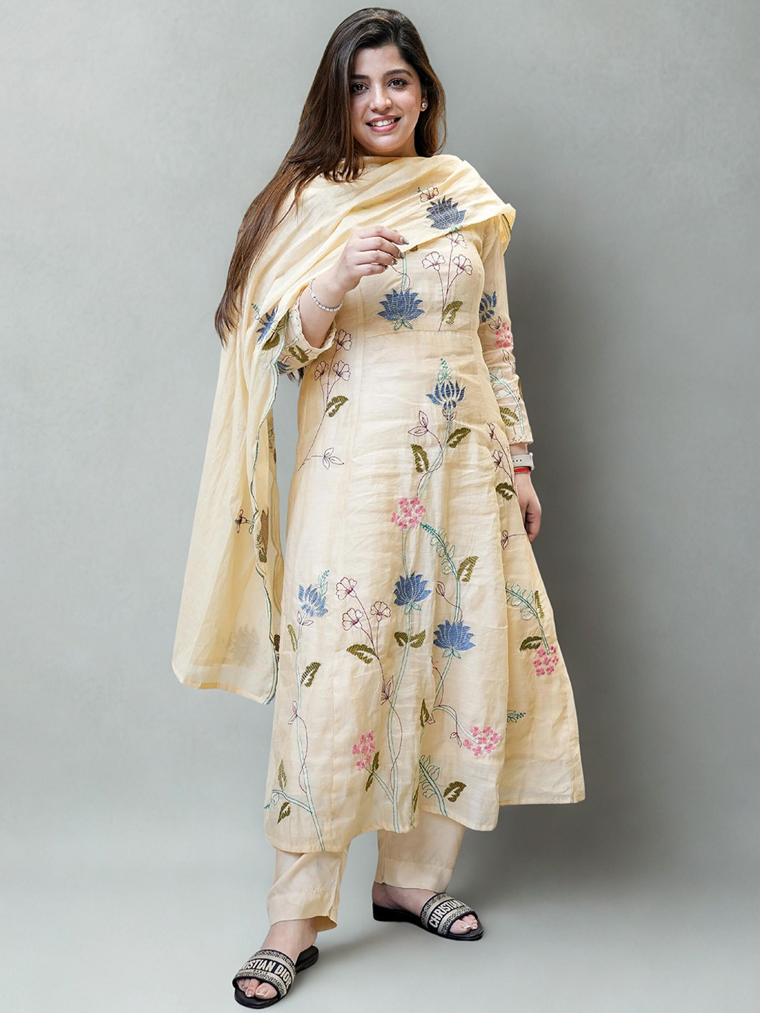 FAST FASHIONS Floral Embroidered V-Neck Thread Work Kurta With Trousers & Dupatta