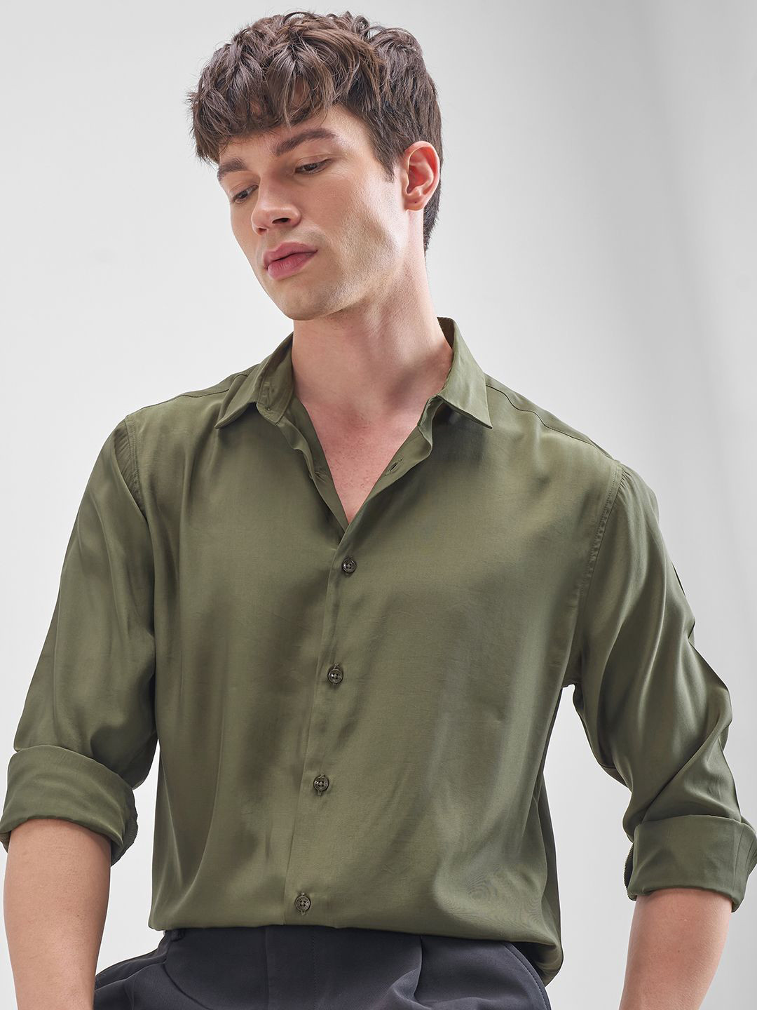 HIGHLANDER Men Relaxed Fit Solid Spread Collar Party Shirt