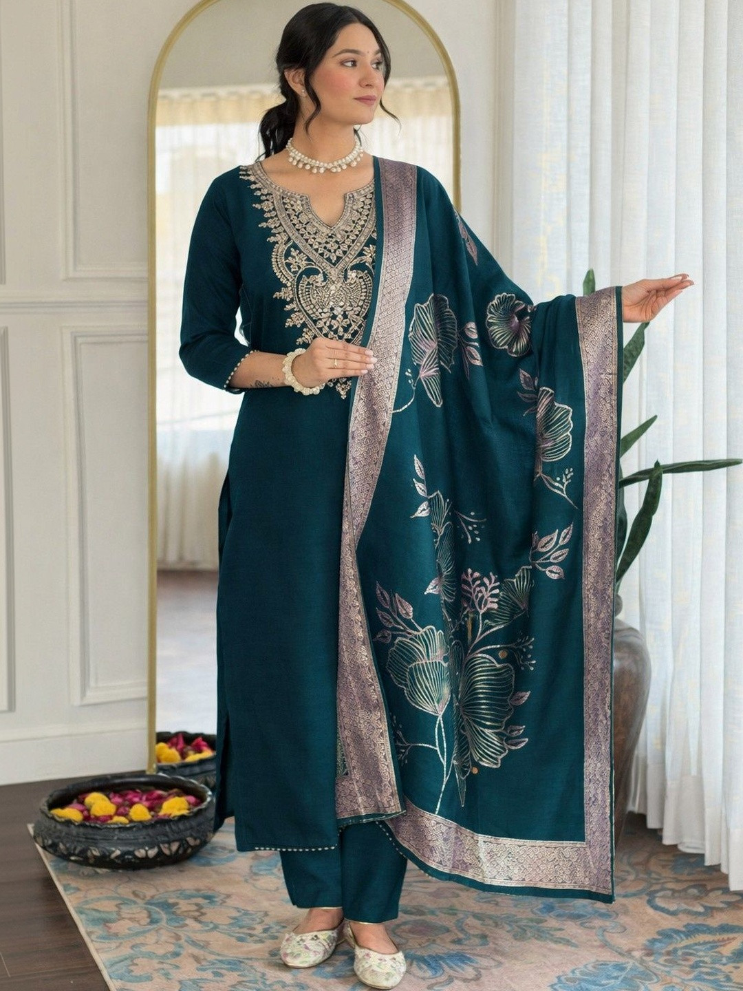Chandbaali Women Floral Embroidered Regular Kurta with Trousers & With Dupatta