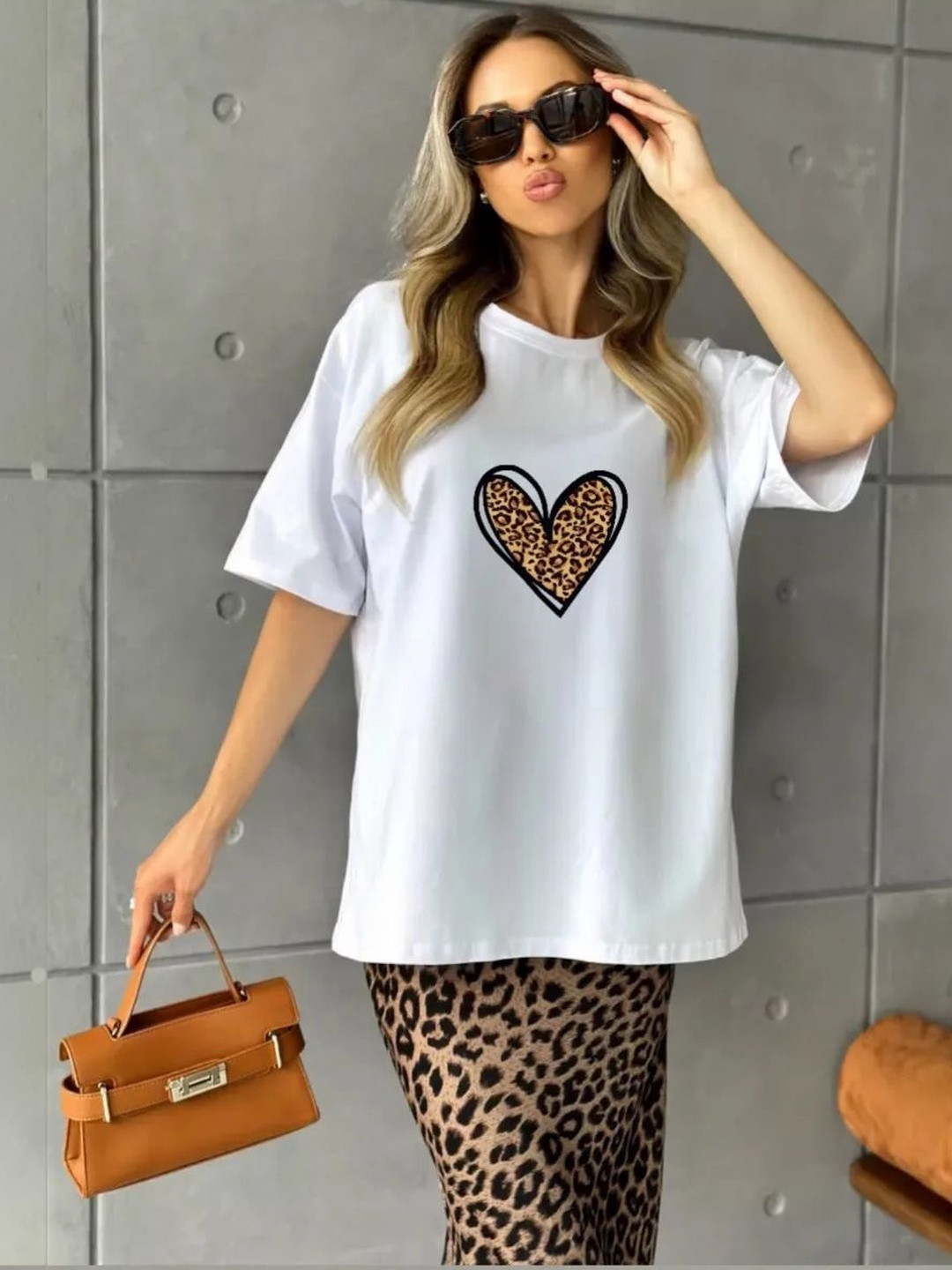 Leopard Heart Graphic Relaxed Fit T-shirt
