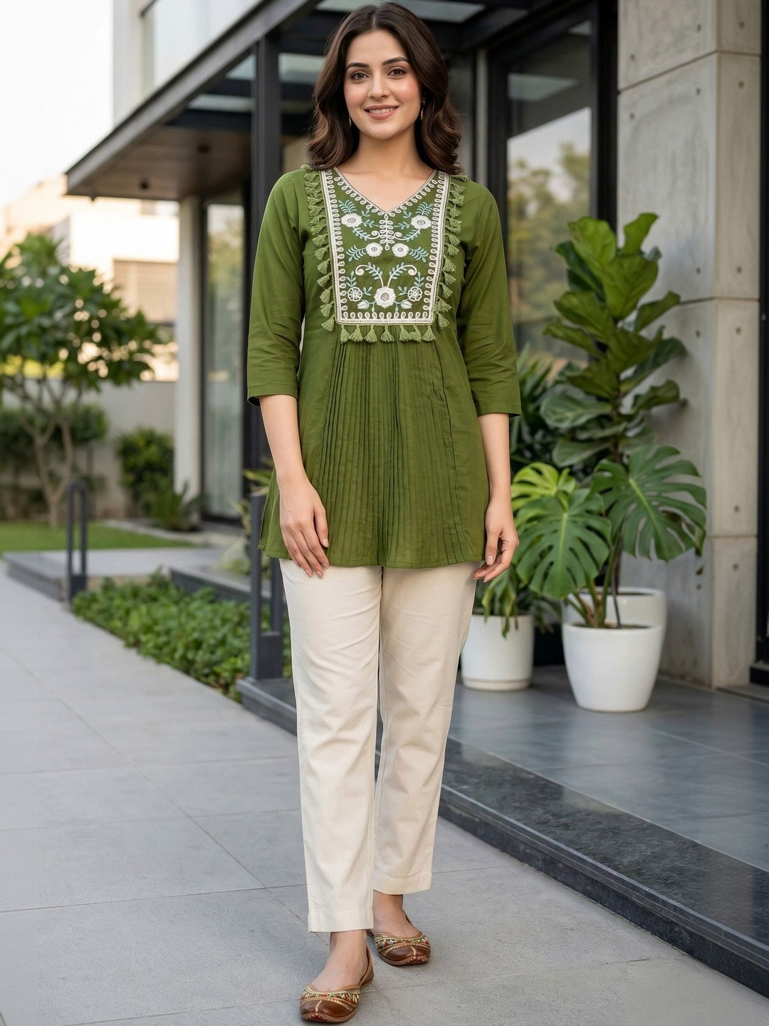 EVANORA Ethnic Motifs Embroidered V-Neck Thread Work Thread Work Pleated Kurti