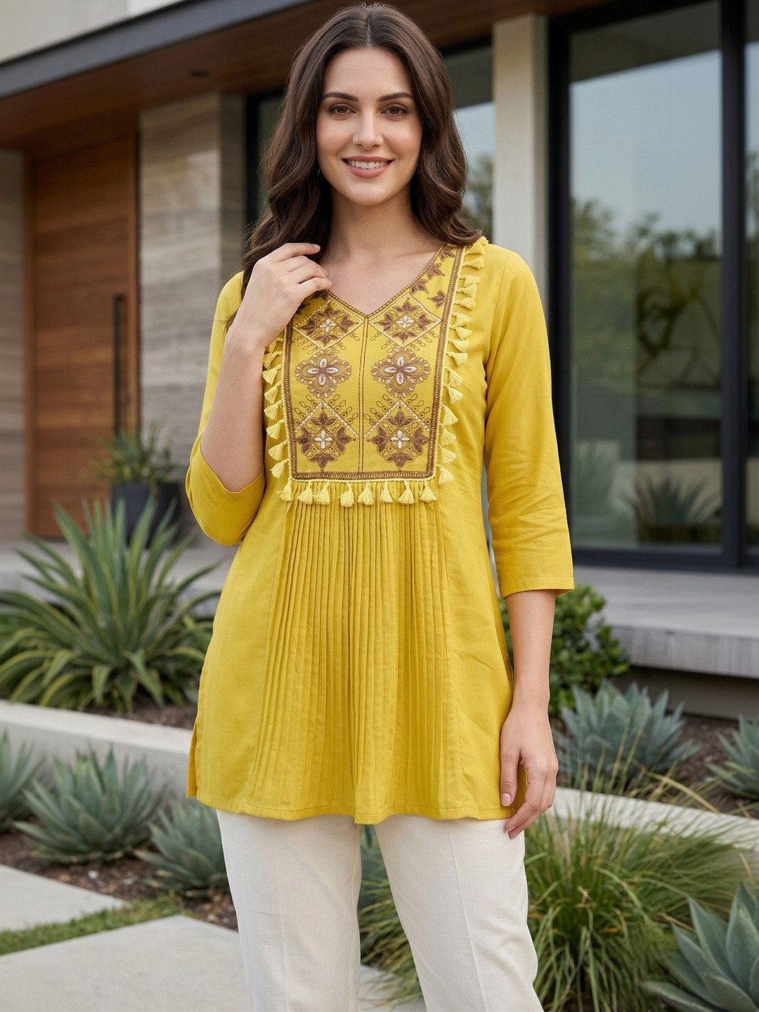 EVANORA Floral Embroidered V-Neck Thread Work Thread Work Pleated Kurti