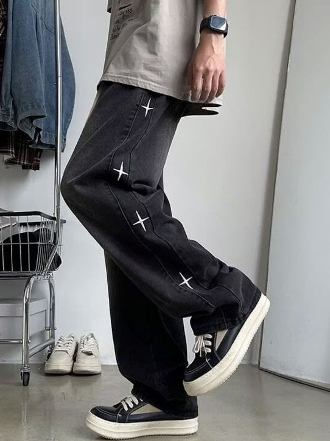 StyleCast Men Baggy Fit Mid-Rise Slash Knee Jeans