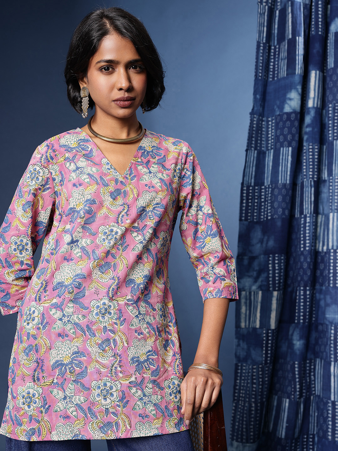 Taavi Sanganeri Floral Printed V-Neck Kurti