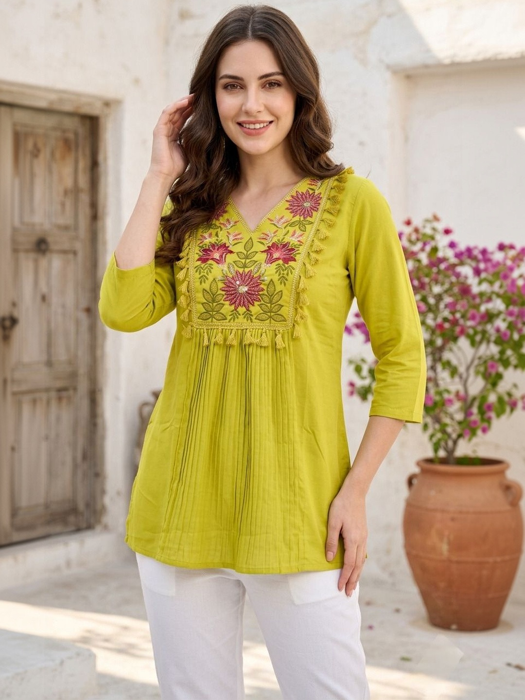 HIVA TRENDZ Floral Embroidered V-Neck Thread Work Thread Work Pleated Kurti
