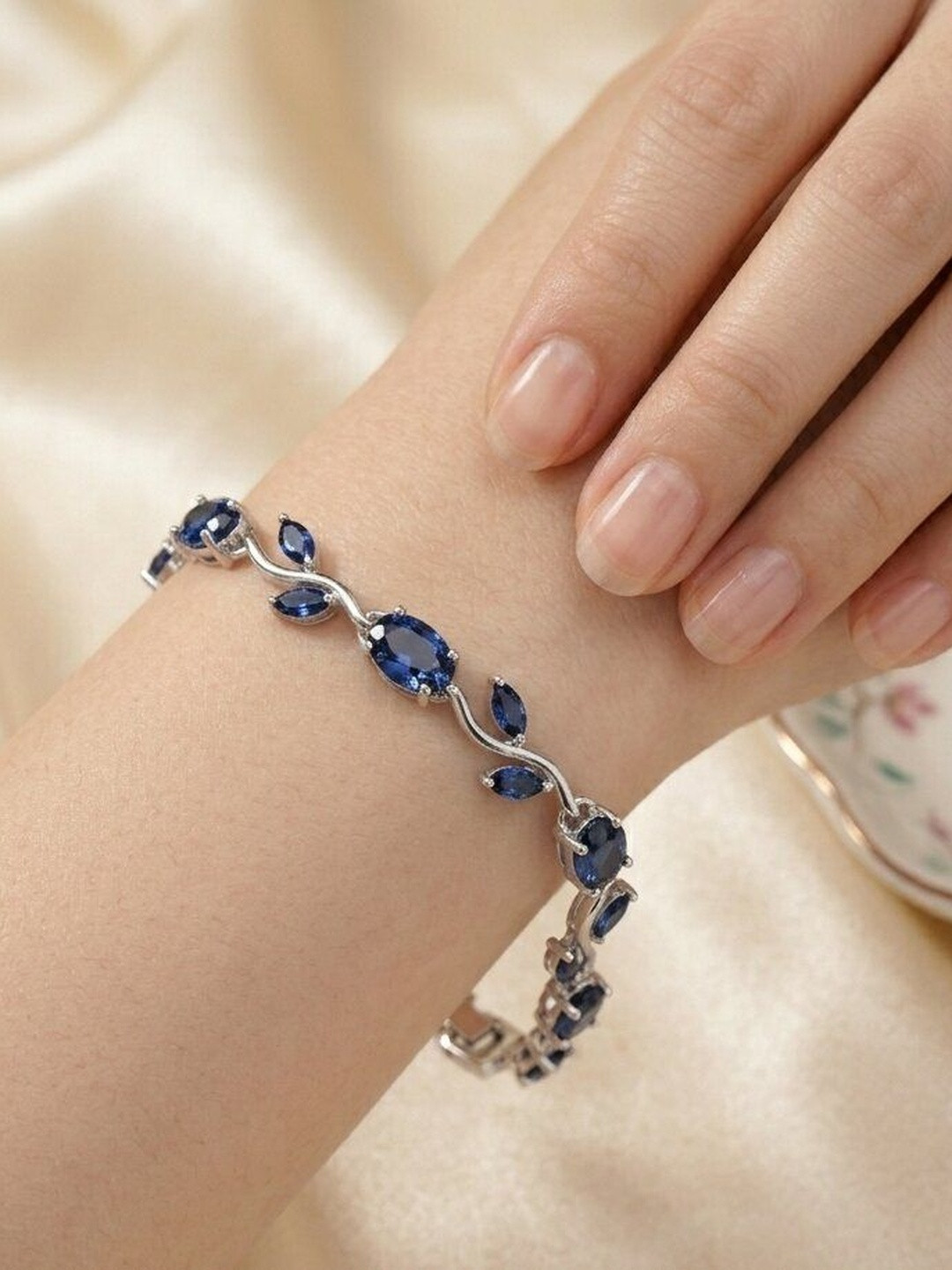 Jewar Mandi Women Crystals Silver-Plated Link Bracelet