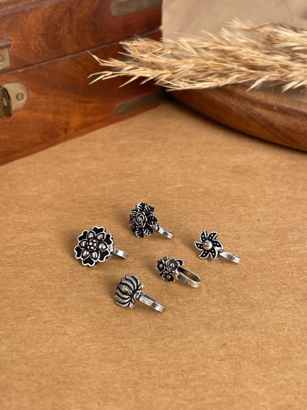 NAMAN ARTS Silver-Plated Stud Nosepin