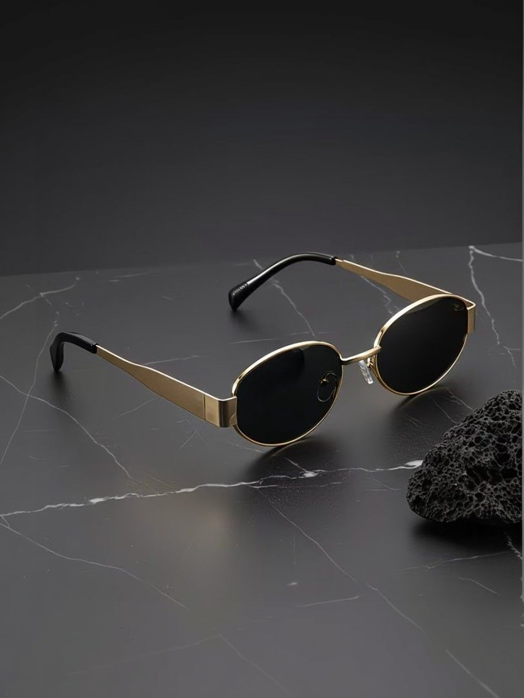 Artrue Women Black Lens & Black Oval Sunglasses with