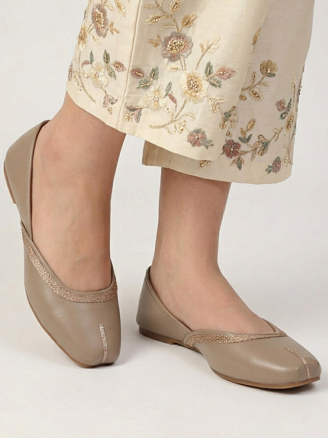 CATBIRD Women Embellished Ethnic Mojaris With Embroidered