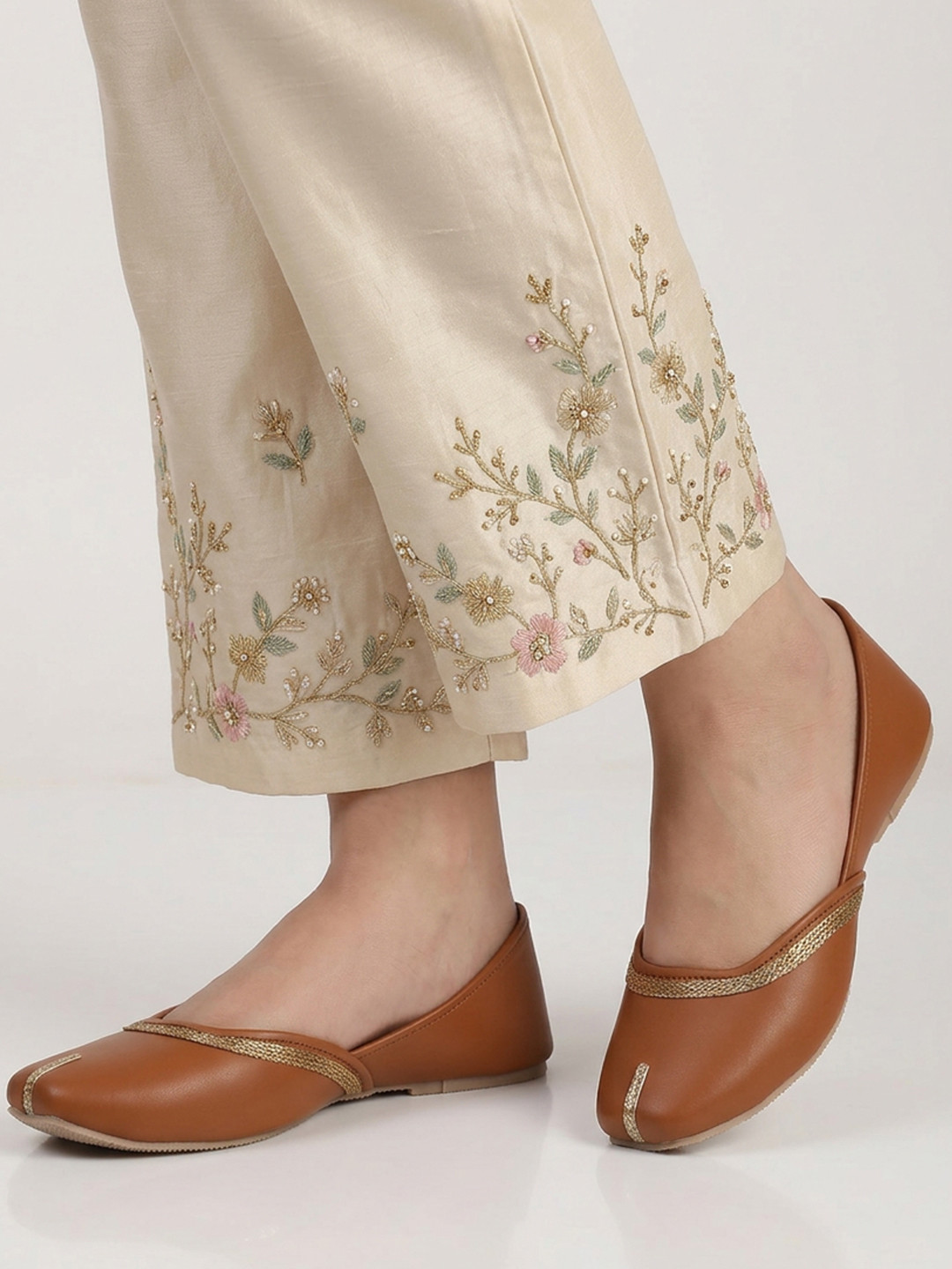 CATBIRD Women Ethnic Embroidered Mojaris Flats