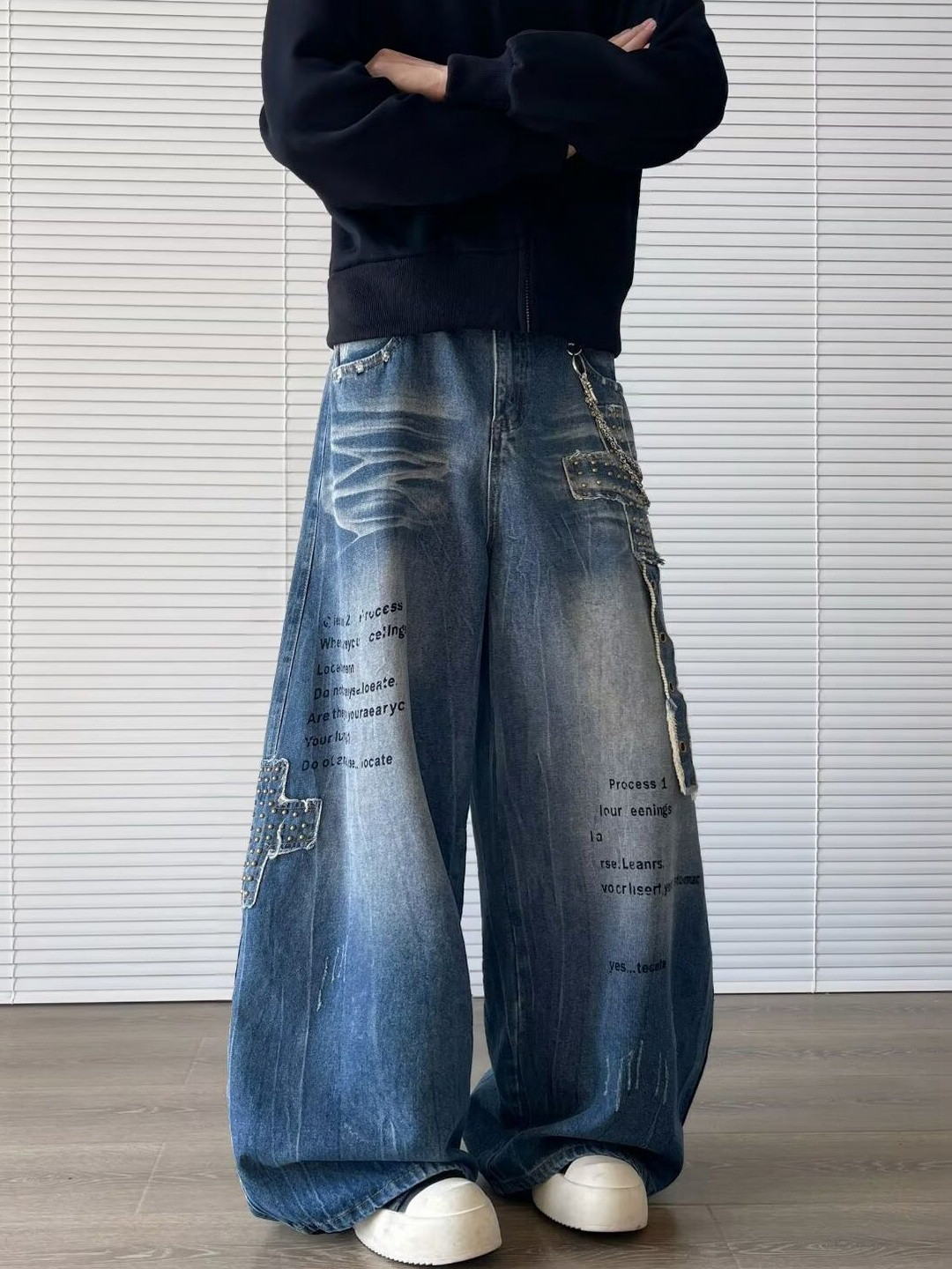 Suo Men Wide Leg Mid-Rise Printed Jeans - Image 1