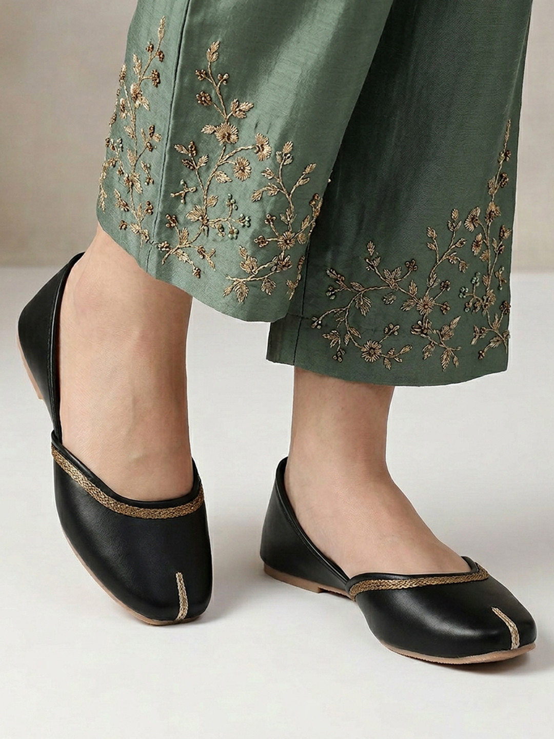 CATBIRD Women Woven Design Ethnic Mojaris