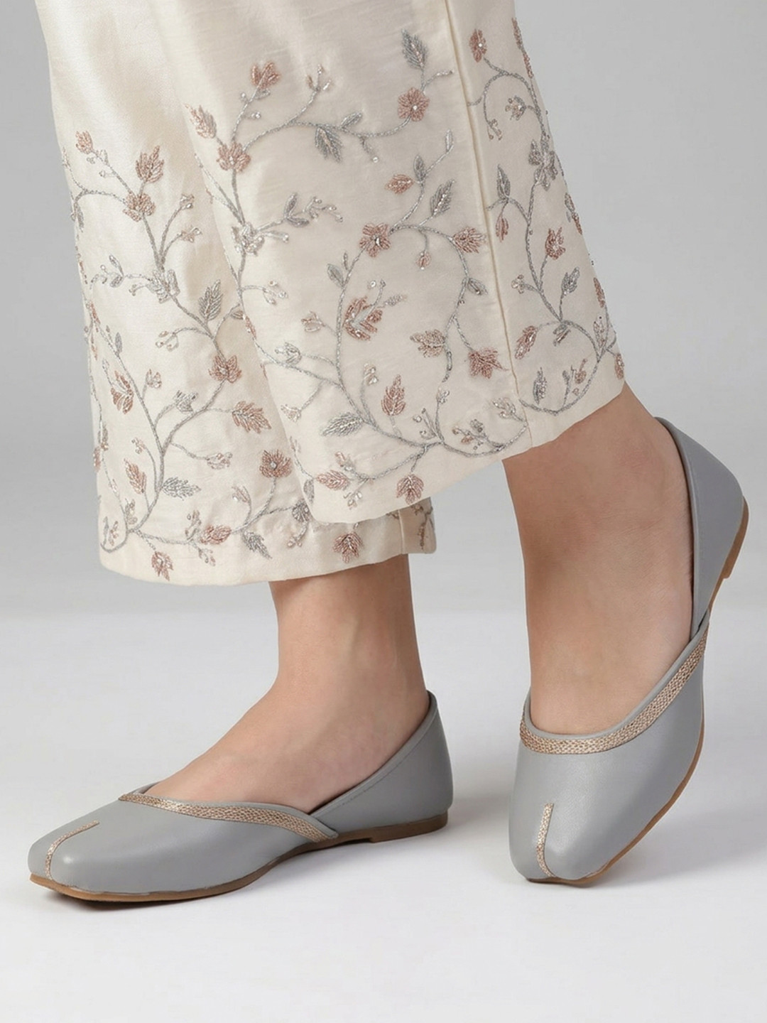 CATBIRD Women Embellished Ethnic Mojaris Flats