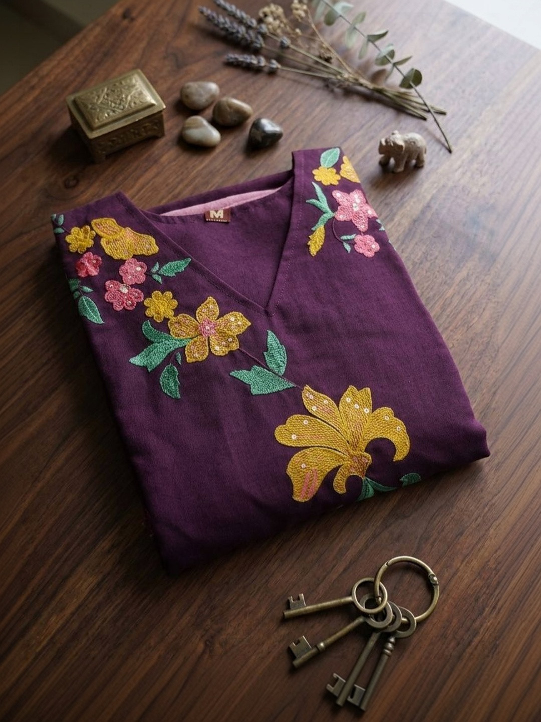 Santati Women Floral Embroidered Regular Thread Work Kurta with Trousers & With Dupatta