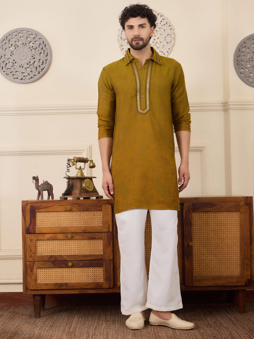 House of Pataudi Men Paisley Jacquard Detailing Kurta With Trouser