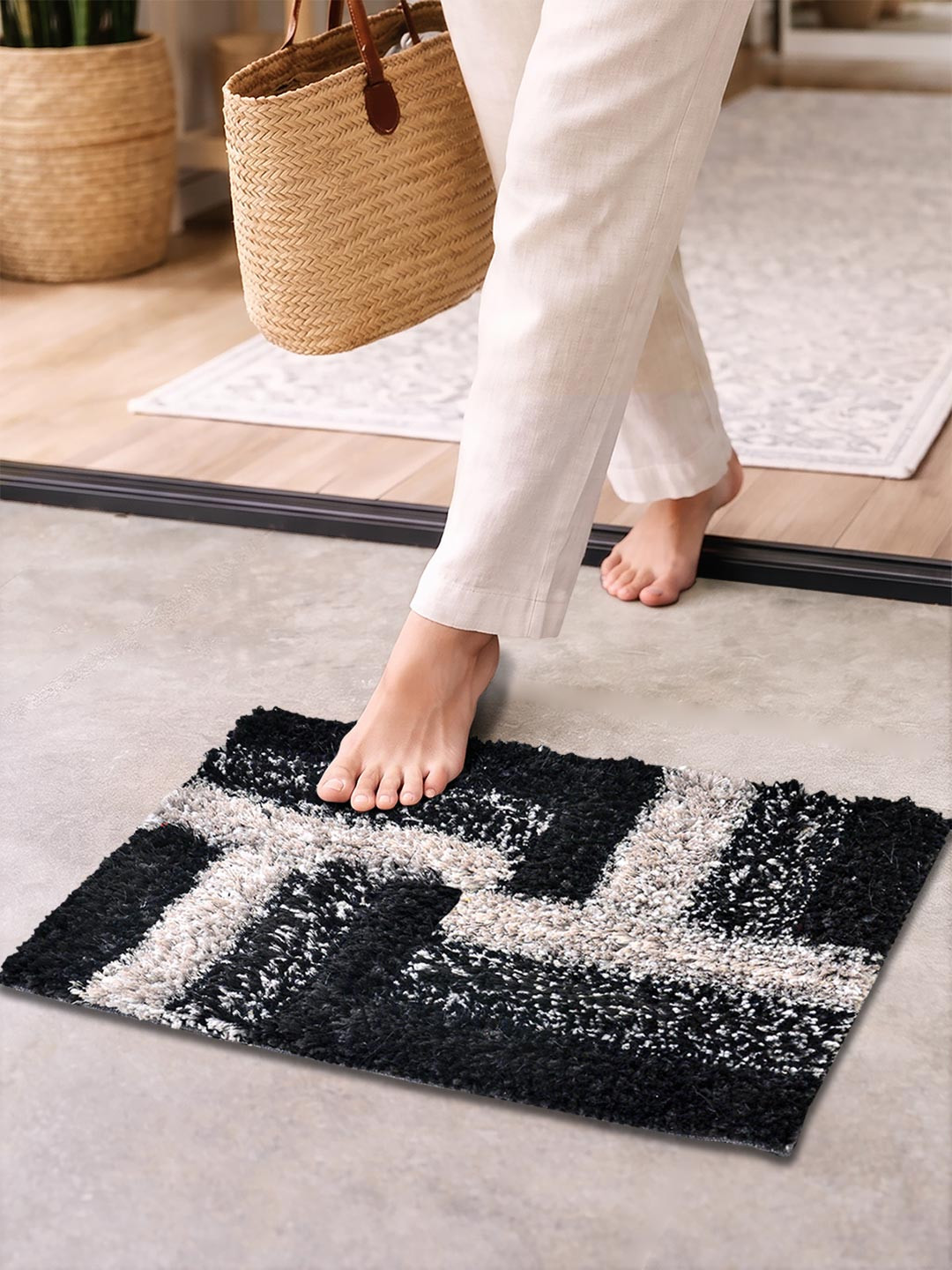 FABINALIV Black & Grey Geometric Rectangular Shaped Anti Skid Doormat