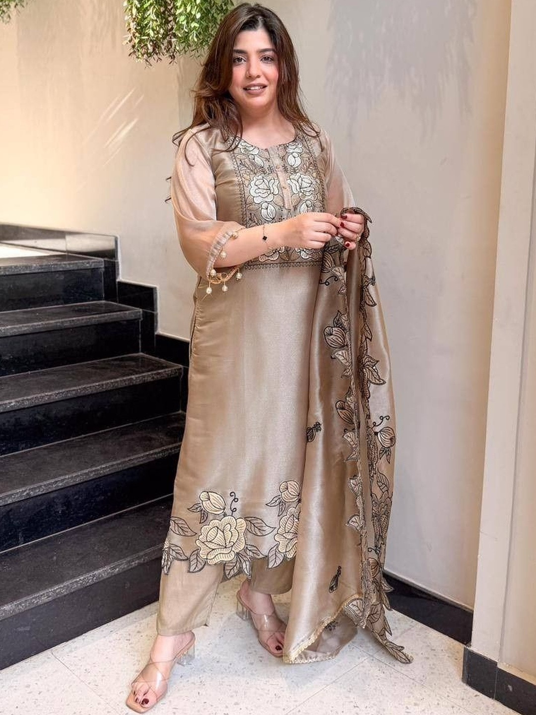 CREEPER Women Floral Embroidered Regular Thread Work Kurta with Trousers & With Dupatta