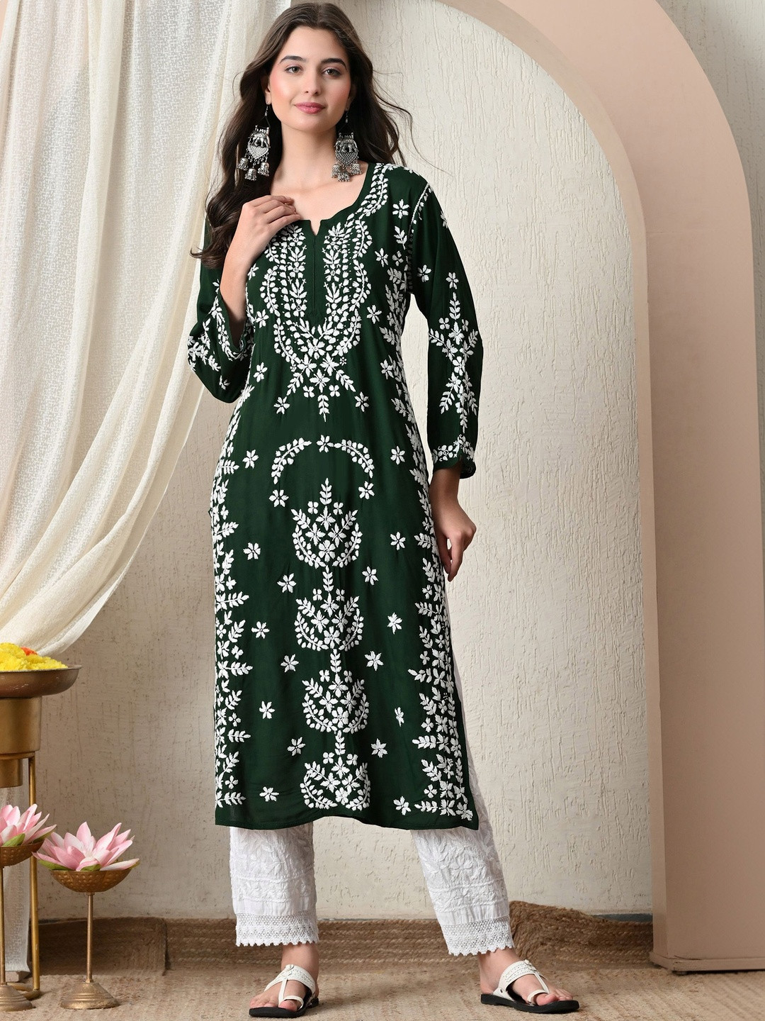 Syrish Women Embroidered Chikankari Kurta
