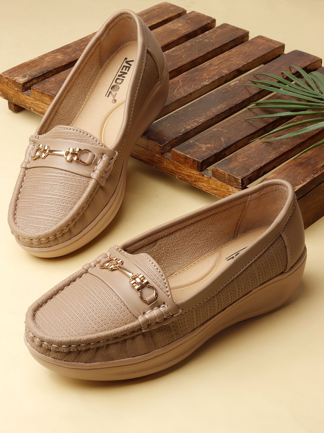 VENDOZ Women Textured Loafers