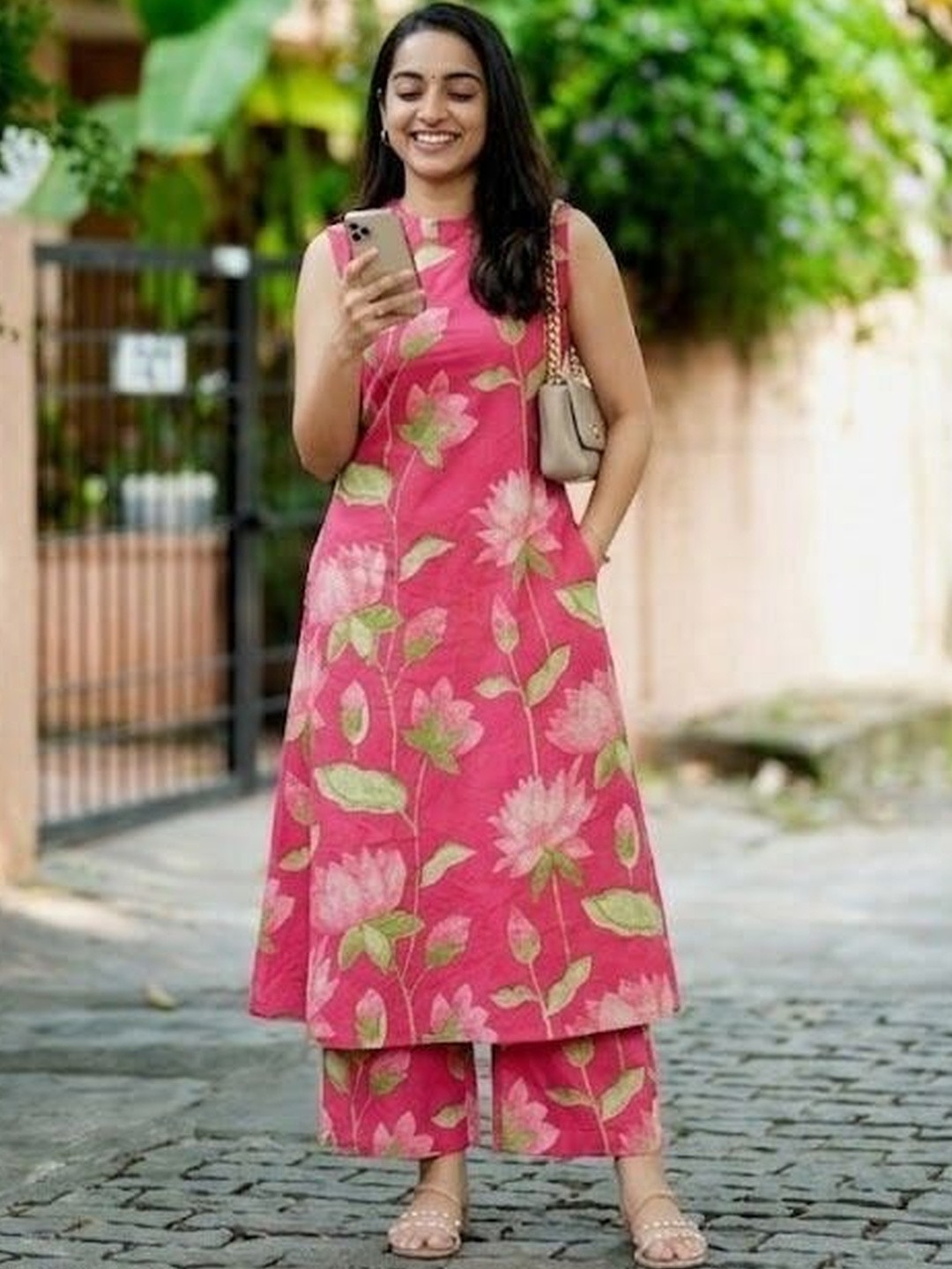 SAANVRA Women Floral Printed Regular Kurta with Trousers