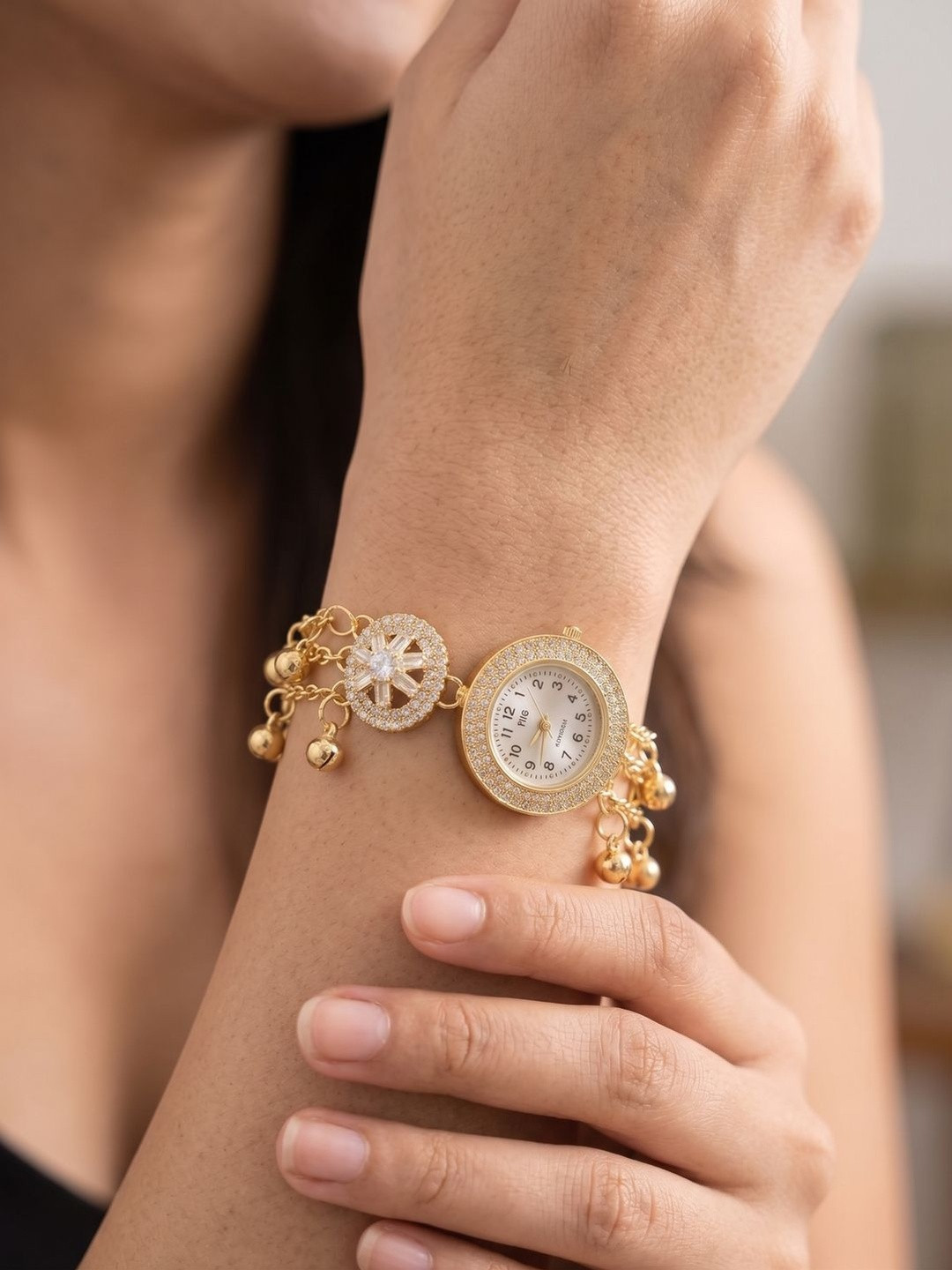 Nui Women Gold-Plated Textured Analogue Bangle Style Watch