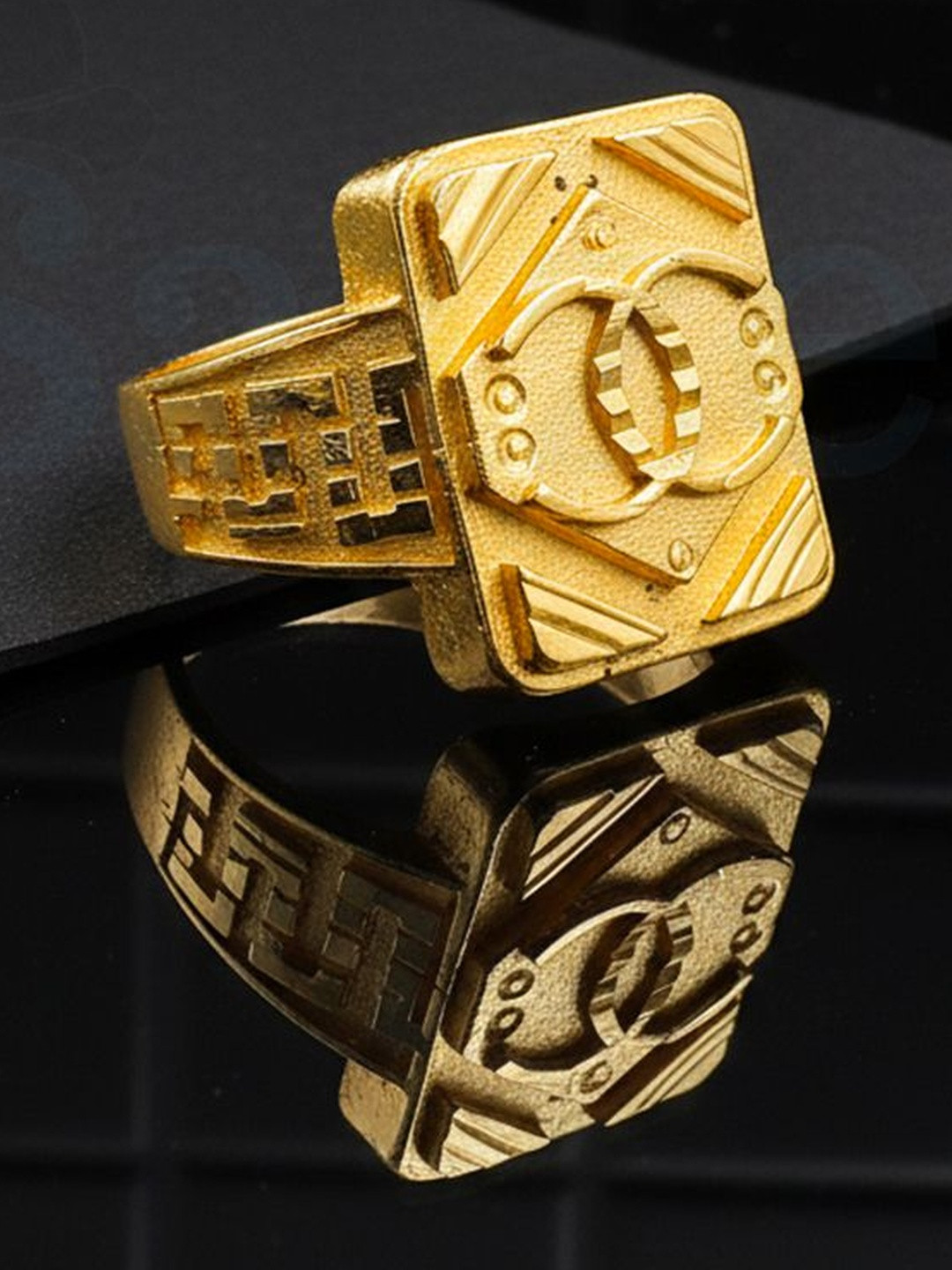 Saizen Men Gold-Plated Temple Finger Ring