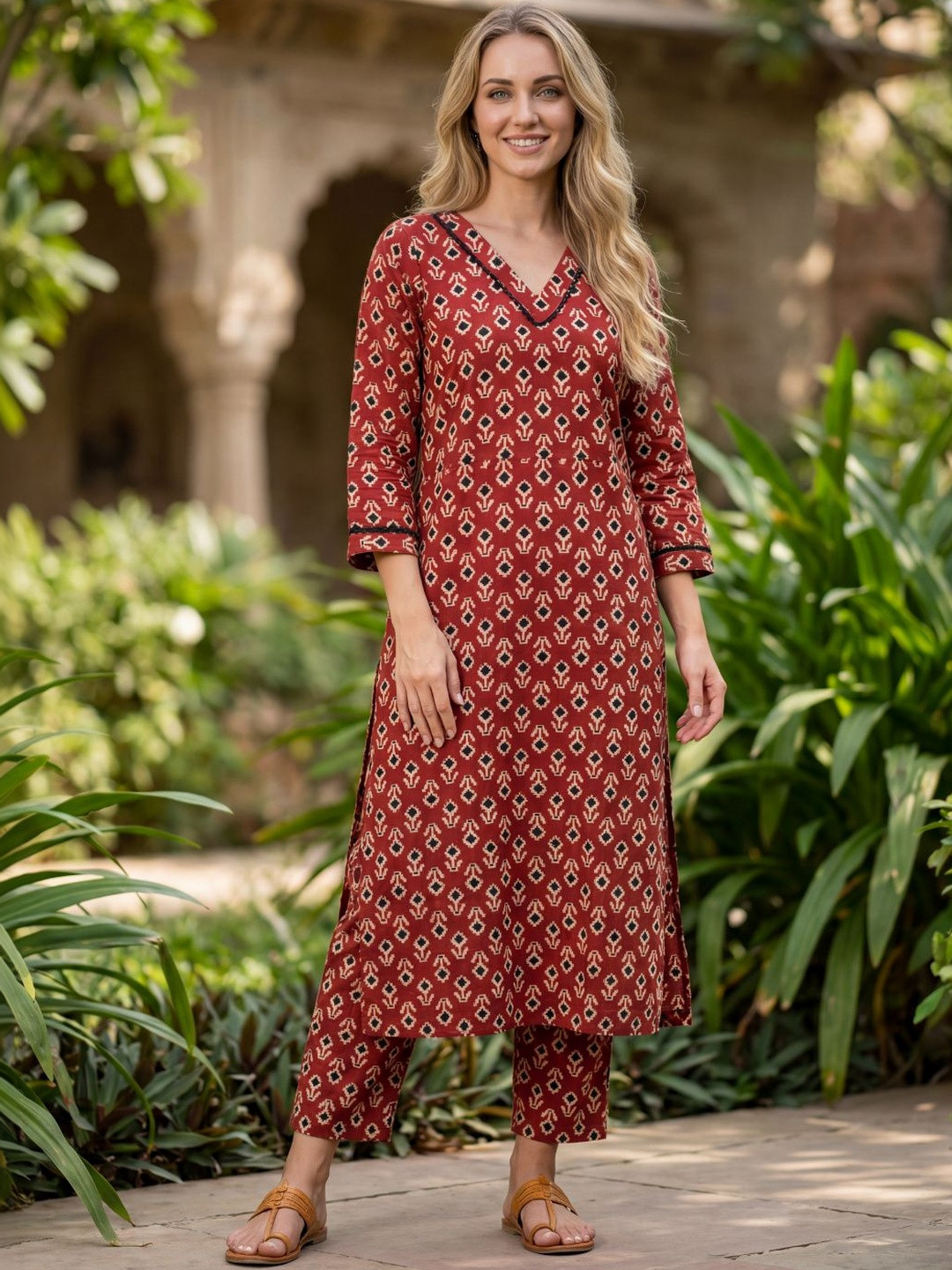 SAVYO Women Ethnic Motifs Printed Regular Kurta with Trousers
