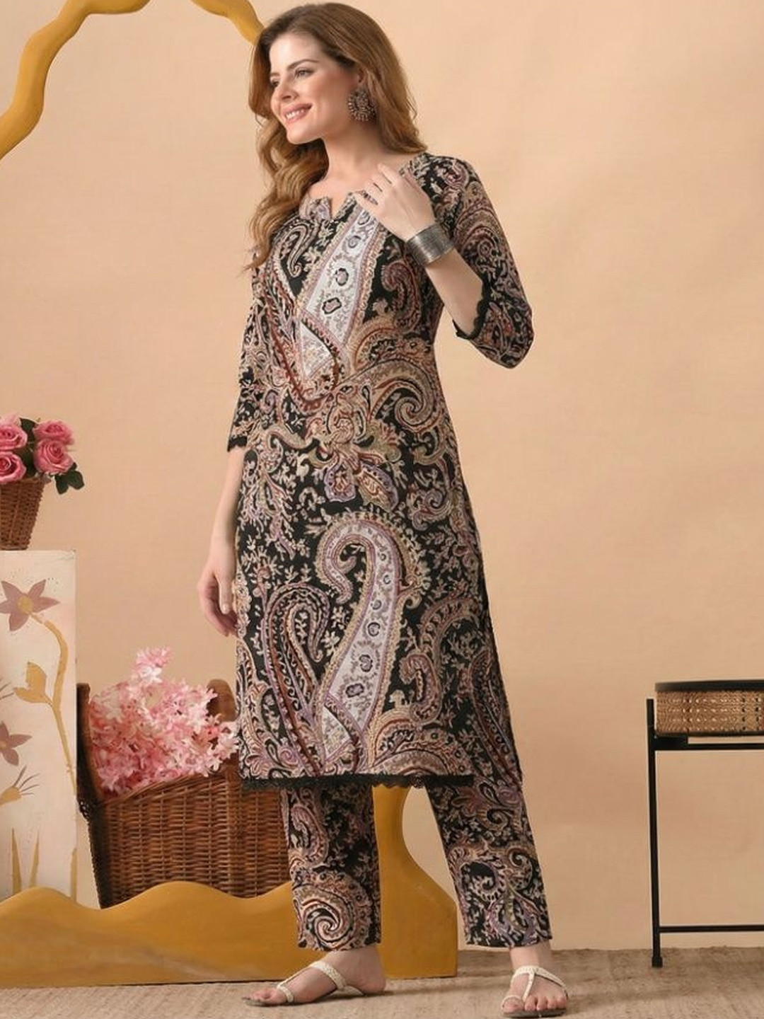 SAVYO Women Paisley Printed Regular Kurta with Trousers