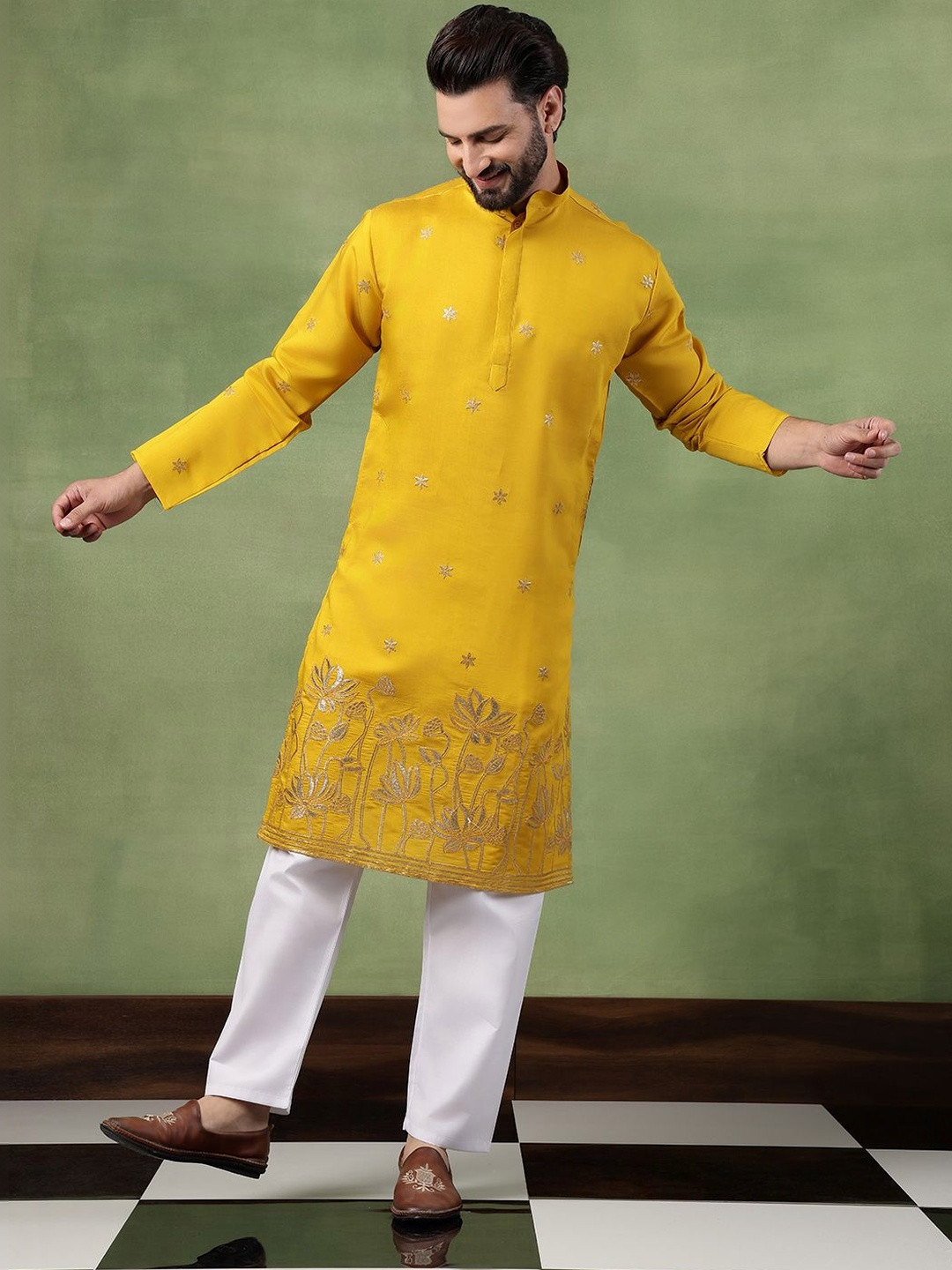 SOJANYA Men Floral Embroidered Regular Thread Work Pure Cotton Kurta with Pyjamas