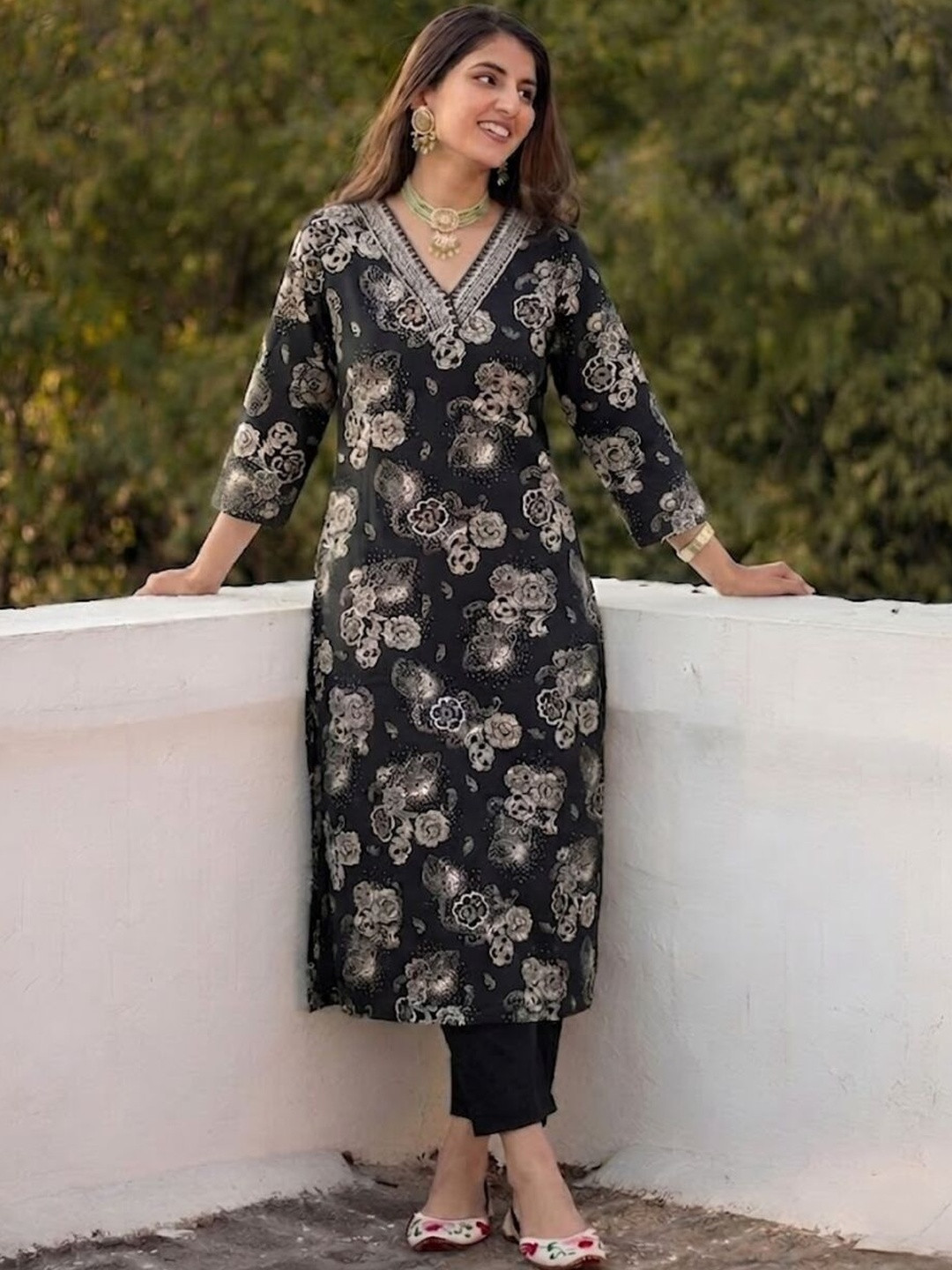 MYRIE Women Printed Regular Kurta with Trousers