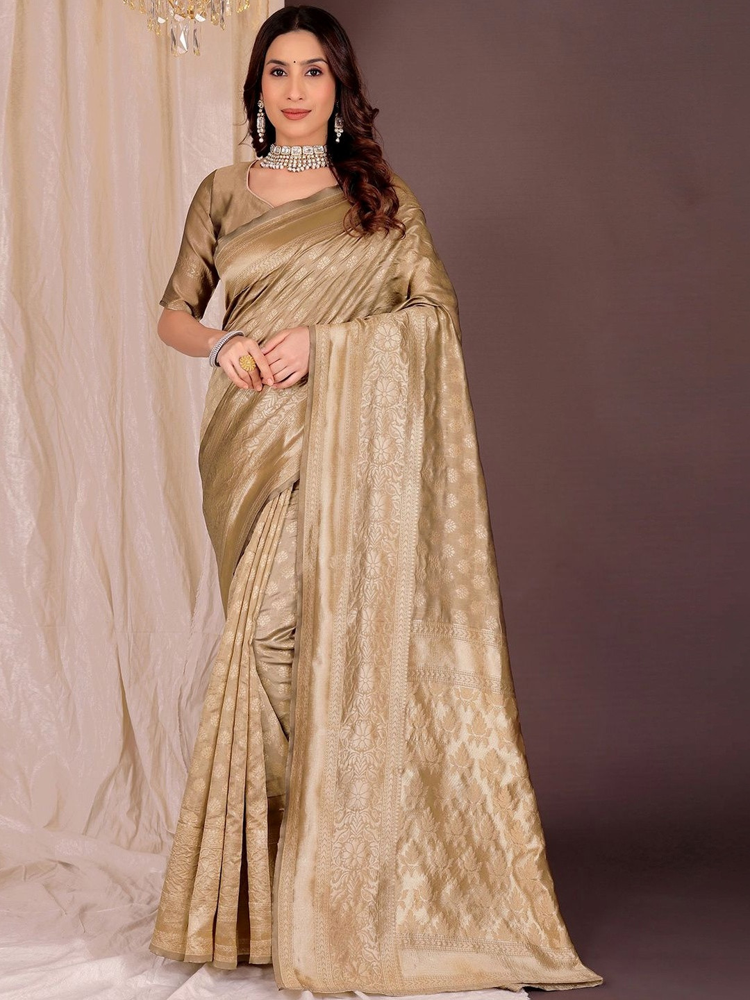 YUGAVEERAA Woven Design Silk Blend Banarasi Saree