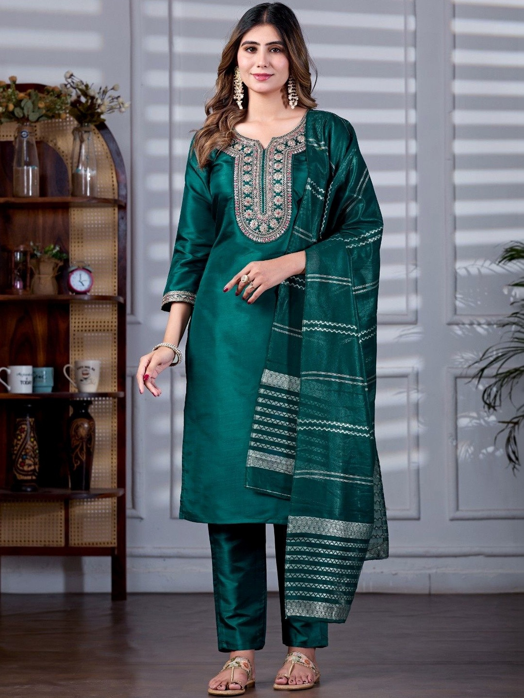 Chandbaali Women Floral Embroidered Regular Kurta with Trousers