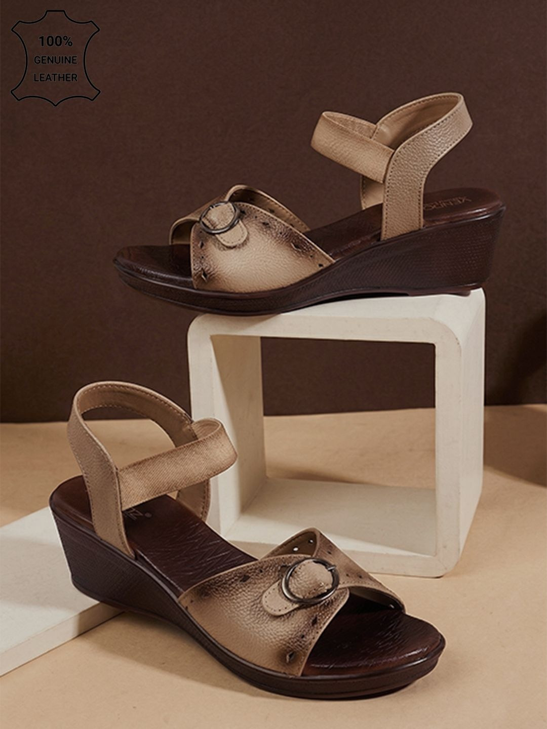 VENDOZ Textured Leather Wedge with