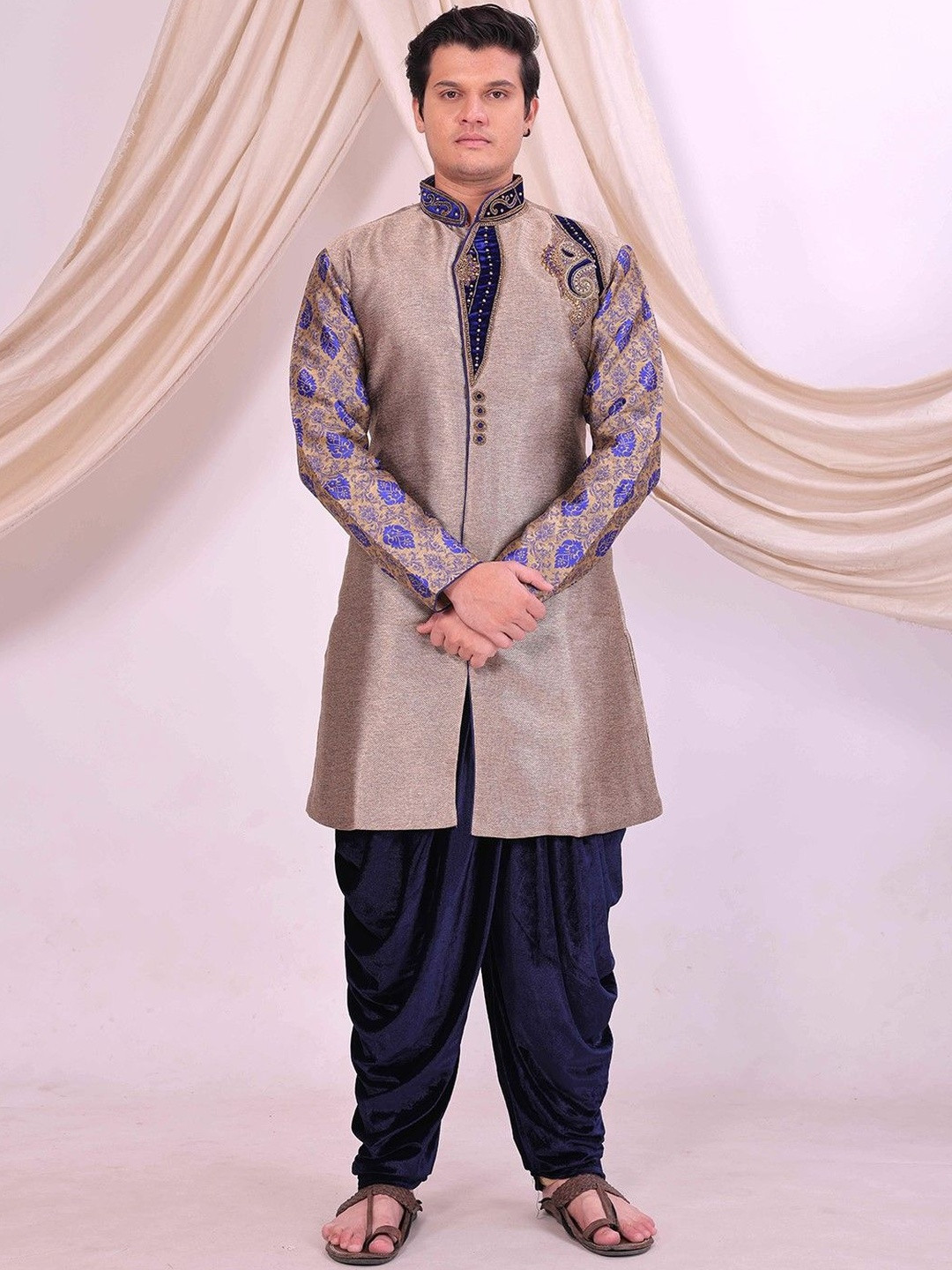 Desibutik Men Embroidered Mandarin Collar Sherwani